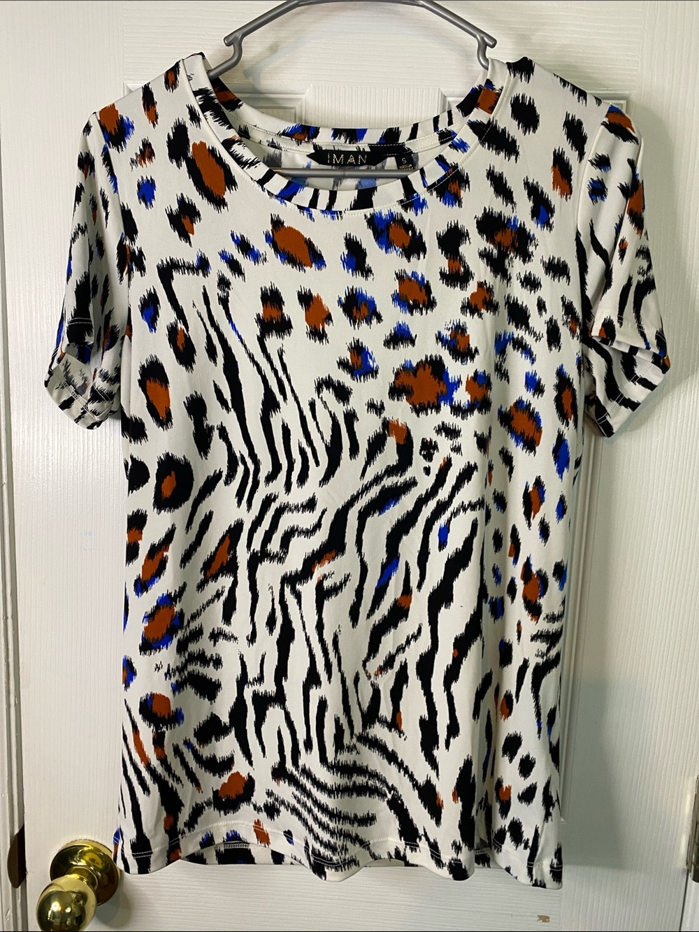 IMAN White Short Sleeve Animal-Print Tee with Blue & Brown Spots Size Small.